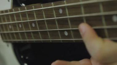 Bas gitar yakın çekim adam çalış