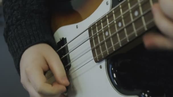 Mann spielt Bassgitarre aus nächster Nähe — Stockvideo