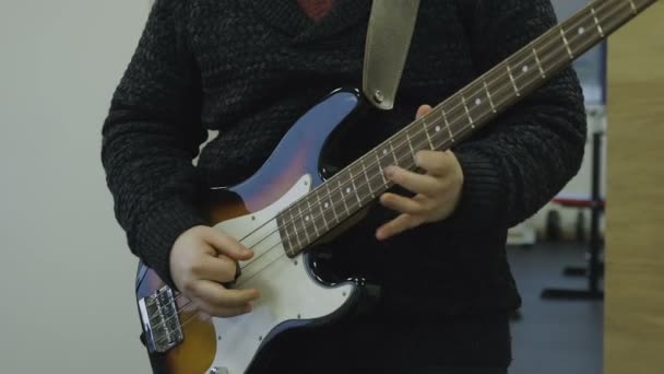 Man plays bass guitar close-up — Stock Video