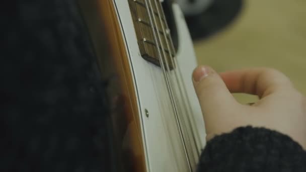 Homem toca baixo guitarra close-up — Vídeo de Stock