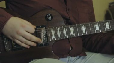 Adam elektrik gitar çalıyor, yakın çekim eller
