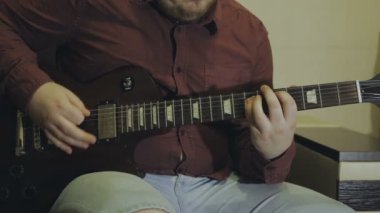 Adam elektrik gitar çalıyor, yakın çekim eller