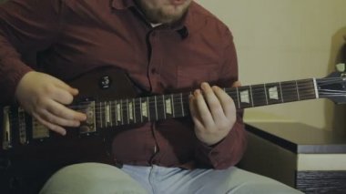 Adam elektrik gitar çalıyor, yakın çekim eller