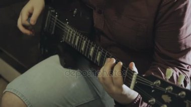 Adam elektrik gitar çalıyor, yakın çekim eller