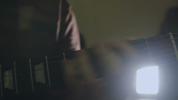 Mężczyzna gra na gitarze elektrycznej, ręce zbliżenie — Wideo stockowe