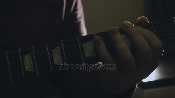 Человек играет на электрогитаре, руки крупным планом — стоковое видео