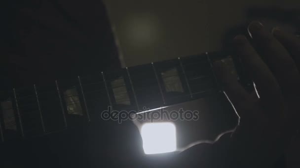 Adam elektrik gitar çalıyor, yakın çekim eller — Stok video