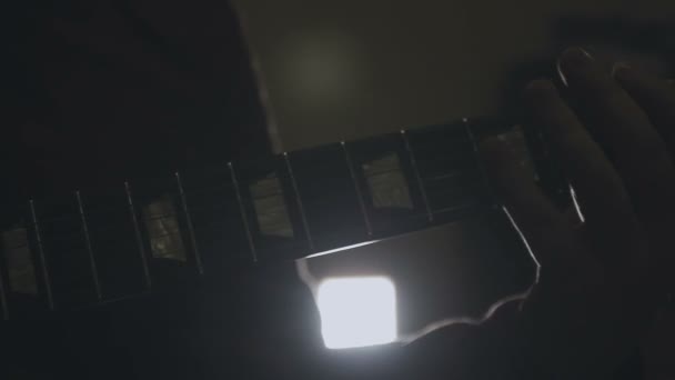 Ember játszik a gitár, közeli kezek