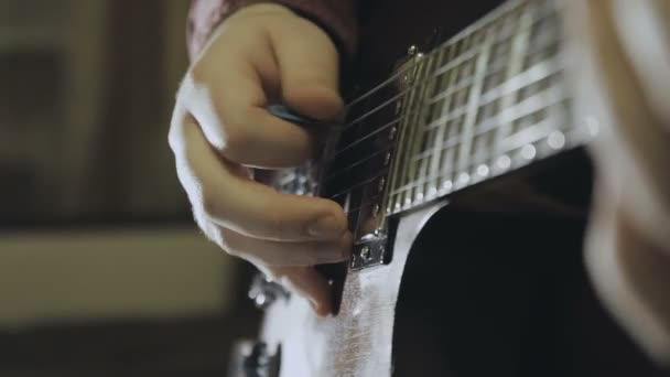 Ο άνθρωπος παίζει ηλεκτρική κιθάρα, τα χέρια γκρο πλαν — Αρχείο Βίντεο