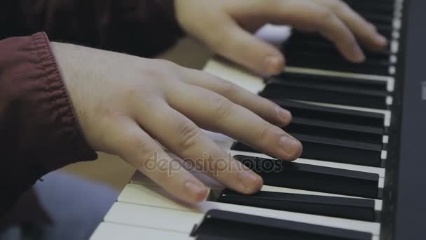 電子ピアノ、手のクローズ アップで遊ぶ男 — ストック動画