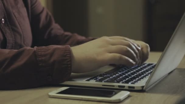 Чоловік працює на ноутбуці, руки крупним планом — стокове відео