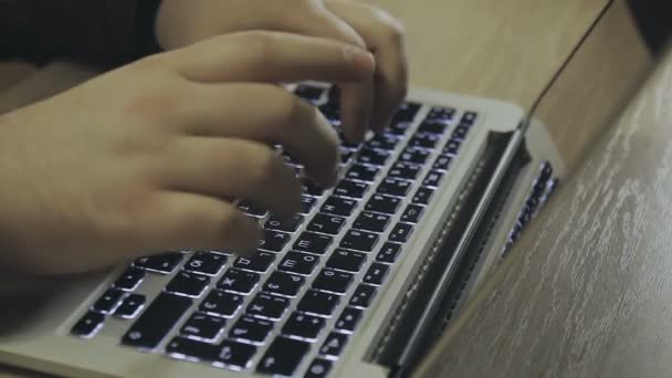 Man aan het werk op een laptop, handen close-up — Stockvideo