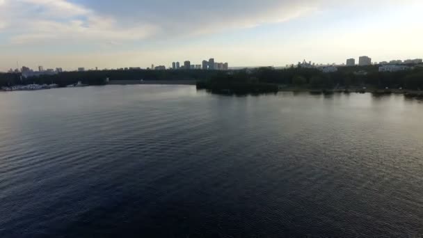 Quadrocopters repül át a tó, naplemente — Stock videók
