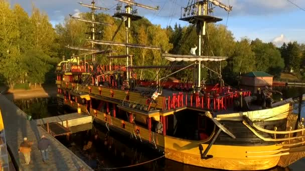 Survoler les maisons debout sur la plage et la baie — Video