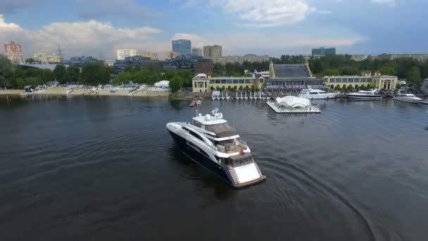 Střelba ptačí oko. Létající DRONY pomalu letící nad modrou vodou. Nádherný hotel na břehu řeky — Stock video