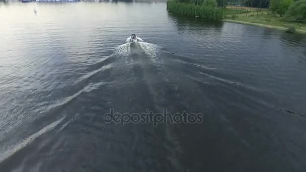 Tir oeil d'oiseau. Drone volant lentement au-dessus de l'eau bleue. Bel hôtel sur les rives de la rivière — Video