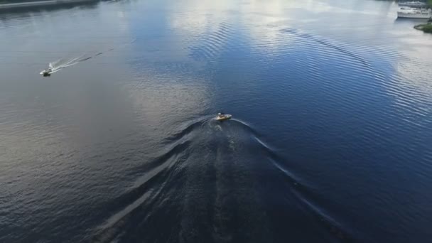 Schieten bird's eye. Vliegende drone langzaam vliegen over het blauwe water. Mooi hotel aan de oever van de rivier — Stockvideo