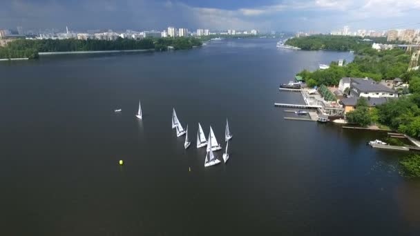 새의 눈을 촬영. 푸른 물 위에 천천히 비행 하는 무인 항공기를 비행. 강 유역에 아름 다운 호텔 — 비디오