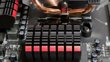 Anakart bilgisayarın bellek ve işlemci soğutma detayları ile