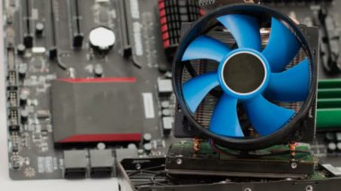 Anakart bilgisayarın bellek ve işlemci soğutma detayları ile