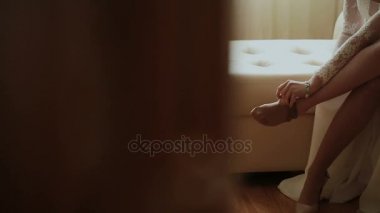 Bir kız bir gelinlik çorap Giydir