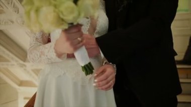 Damat gelini düğün yürüyüşünde kucaklıyor.