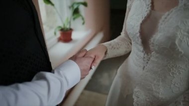Damat gelini düğün yürüyüşünde kucaklıyor.