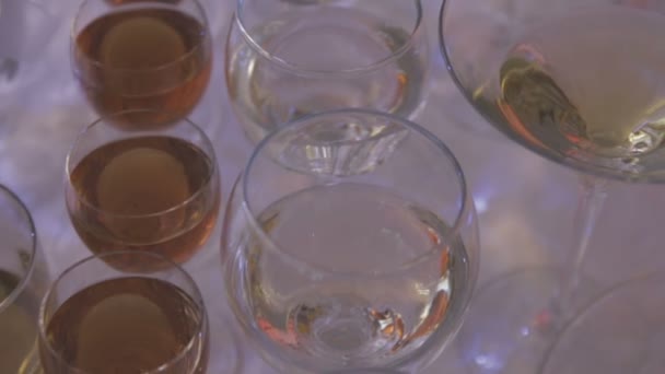 Bicchieri con un alcalino su un tavolo con una tovaglia bianca — Video Stock
