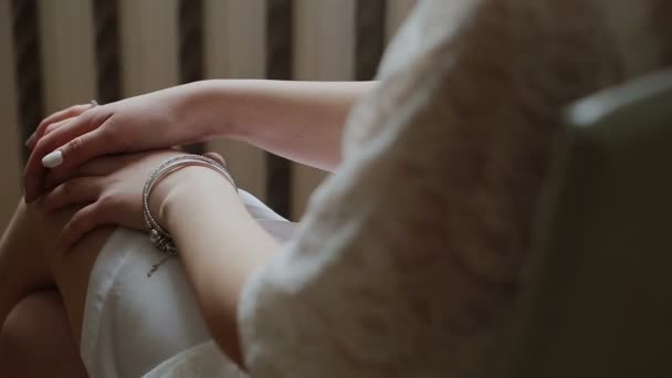 The hands of the girl on her knees in a nightgown — Stock Video