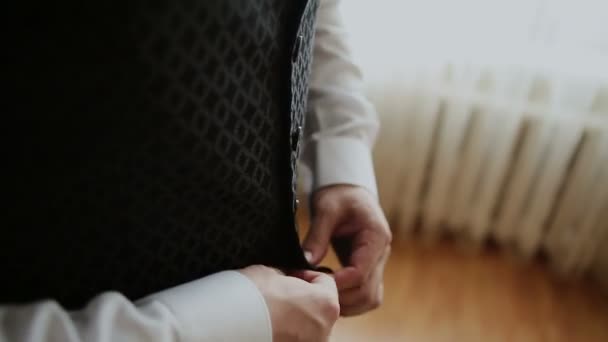 Camisa de vestir hombre con estilo, traje y chaleco cerca de la ventana — Vídeo de stock