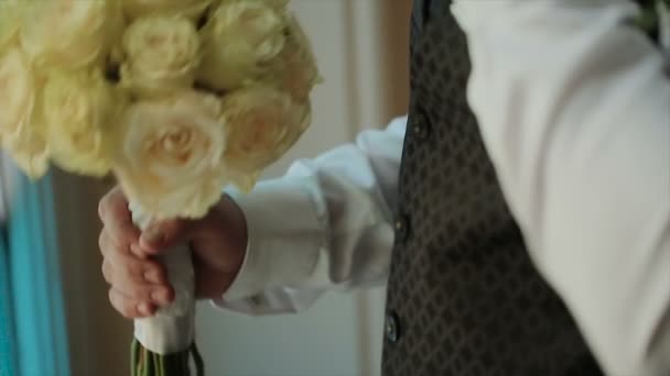 Un homme tenant un bouquet de mariage — Video