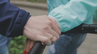 Evli bir çift bir bebek arabası ile ayakta ve söz