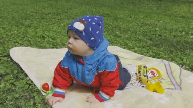 Çocuk yeşil çimenlerin üzerinde oynuyor