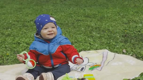 L'enfant joue sur l'herbe verte — Video