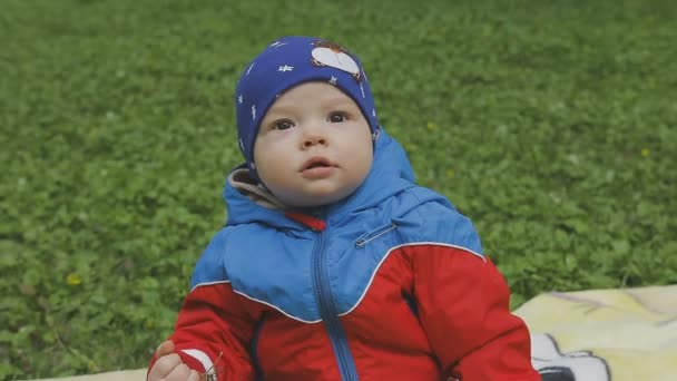 Dziecko bawi się na zielonej trawie — Wideo stockowe
