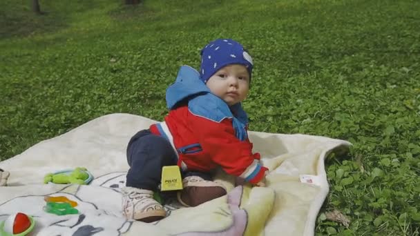 A criança está brincando na grama verde — Vídeo de Stock