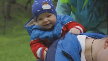 Aile ile çocuk güzel güneşli bir günde çalış.