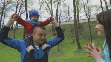 Aile ile çocuk güzel güneşli bir günde çalış.