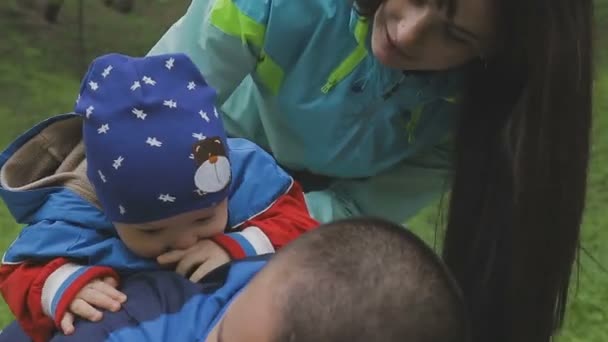 La familia juega con el niño en un hermoso día soleado — Vídeo de stock