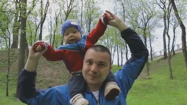 La familia juega con el niño en un hermoso día soleado — Vídeo de stock