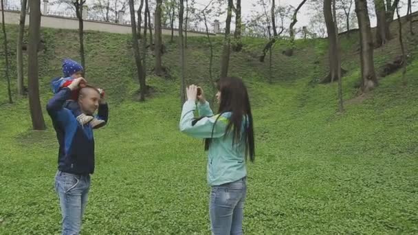 La familia juega con el niño en un hermoso día soleado — Vídeos de Stock