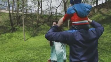 Aile ile çocuk güzel güneşli bir günde çalış.