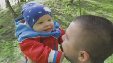 Aile ile çocuk güzel güneşli bir günde çalış.