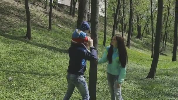 La famiglia gioca con il bambino in una bella giornata di sole — Video Stock