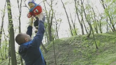 Aile ile çocuk güzel güneşli bir günde çalış.