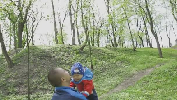 La familia juega con el niño en un hermoso día soleado — Vídeo de stock