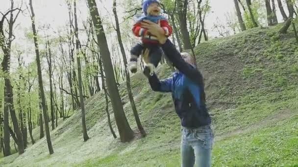 De familie speelt met het kind op een mooie zonnige dag — Stockvideo