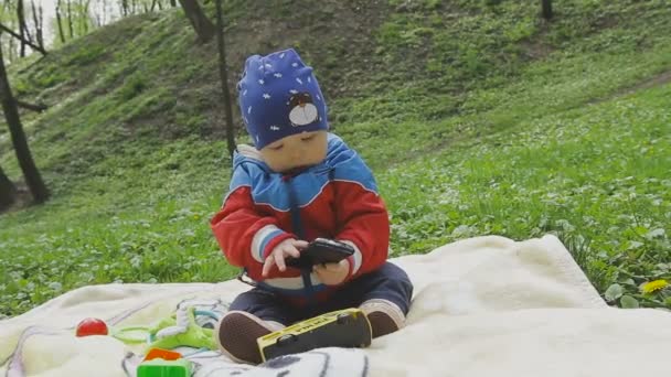 El niño está jugando en la hierba verde — Vídeo de stock