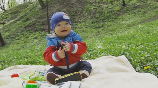 Дитина грає на зеленій траві — стокове відео