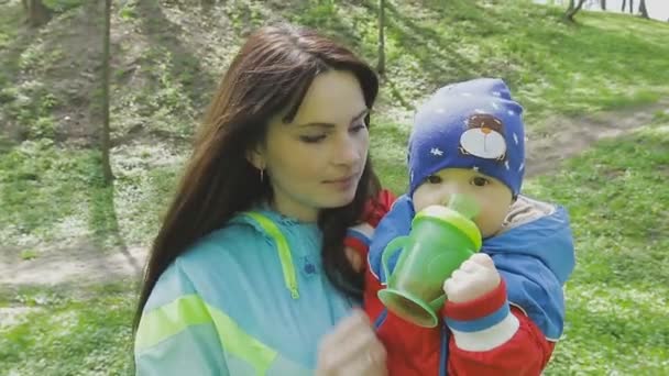 La famille joue avec l'enfant par une belle journée ensoleillée — Video